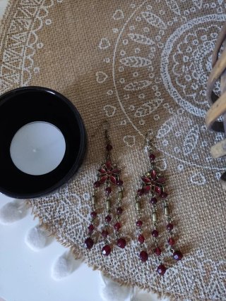 Pendientes largos dorados con detalles rojos