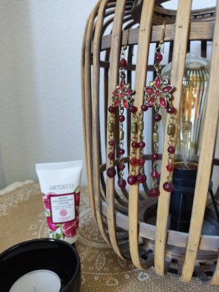 Pendientes largos dorados con detalles rojos