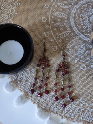 Pendientes largos dorados con detalles rojos