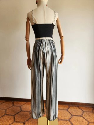 Completo casual top crop con pantalone e borsetta