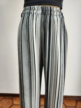 Completo casual top crop con pantalone e borsetta