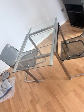 Sofá modular beige con mesa de cristal y cama