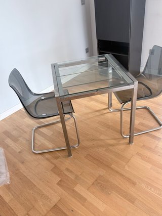 Sofá modular beige con mesa de cristal y cama