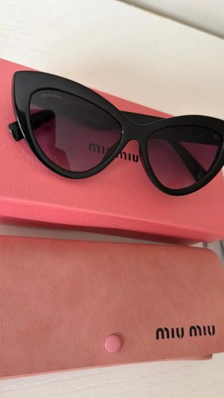 Gafas de sol Miu Miu negras