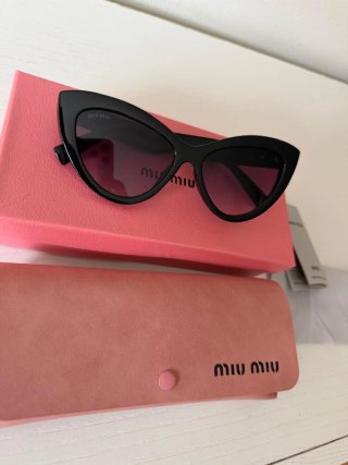 Gafas de sol Miu Miu negras