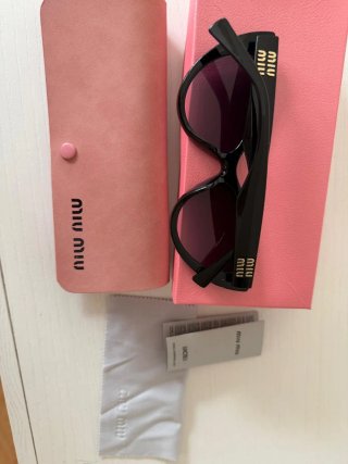 Gafas de sol Miu Miu negras