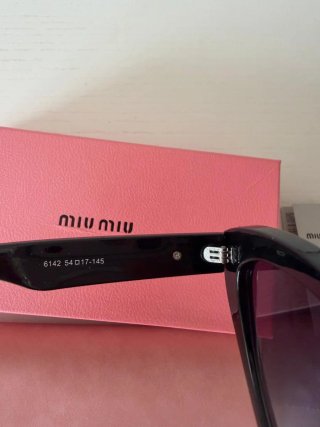 Gafas de sol Miu Miu negras