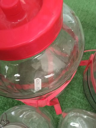 Bottiglie di vetro con tappo rosso