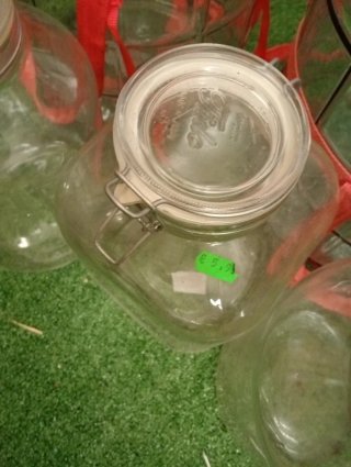 Bottiglie di vetro con tappo rosso