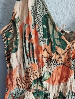 Mono estampado verde y naranja