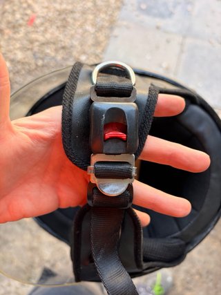 Casco de moto negro con visera