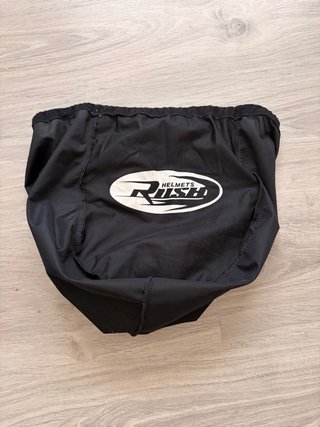Casco de moto negro con visera