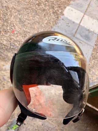 Casco de moto negro con visera