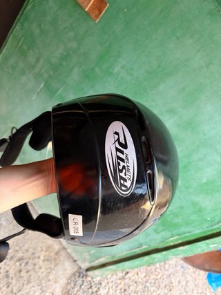 Casco de moto negro con visera