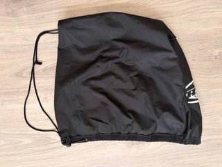 Casco de moto negro con visera