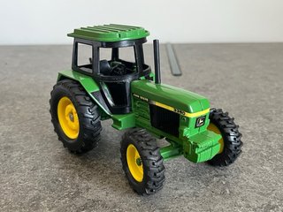 Tractor JOHN DEERE 3350 Ertl 1/32