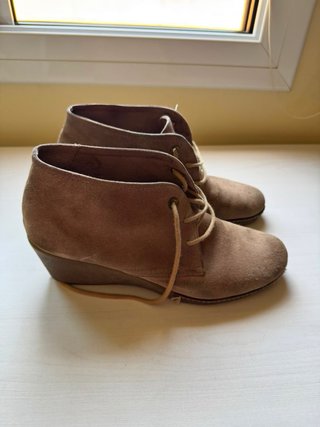 Botines de piel grises y marrones