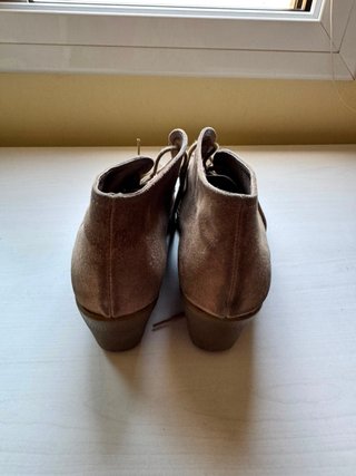 Botines de piel grises y marrones
