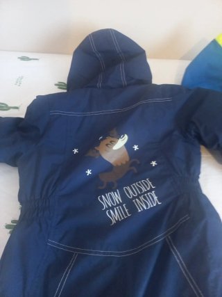 Mono de nieve azul con capucha