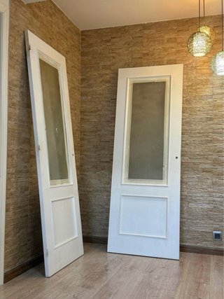 Puertas blancas antiguas con cristal