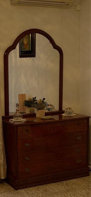 Cómoda de madera con espejo