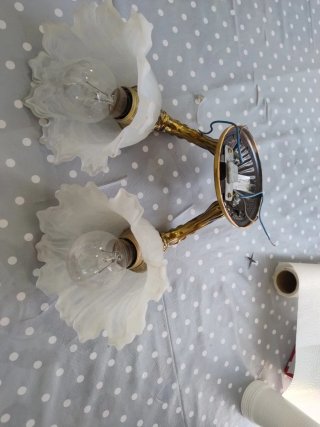 Lámpara de pared dorada y blanca