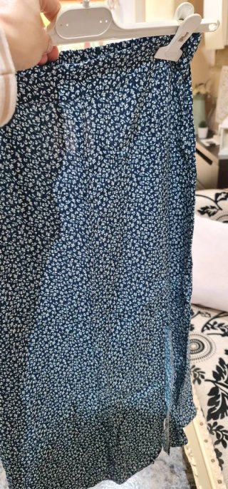 Falda floral azul y blanca Talla M
