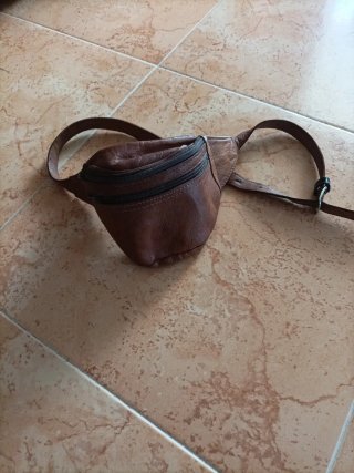 Riñonera de piel marrón
