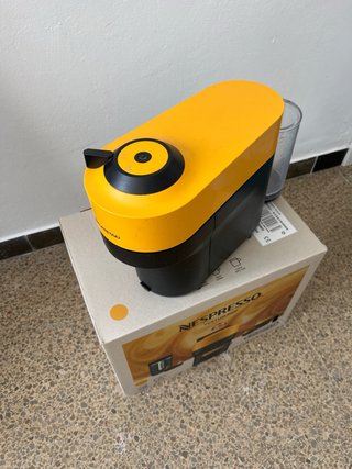 Cafetera Nespresso Vertuo Pop Mostaza
