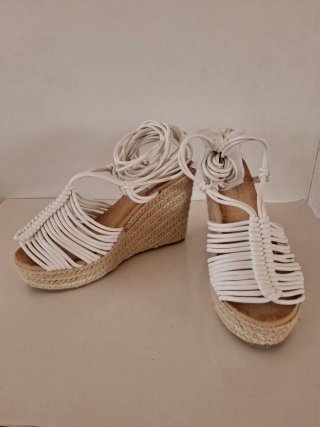 Sandalias blancas de tiras, cuñas esparto