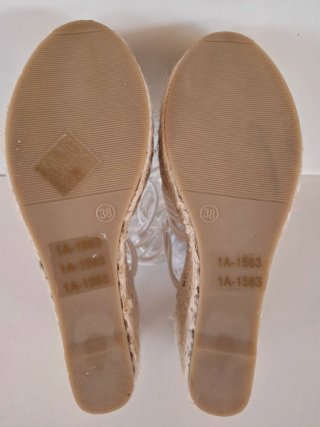Sandalias blancas de tiras, cuñas esparto