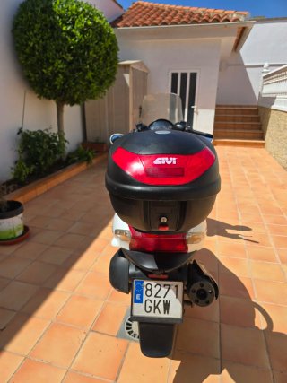 Kymco Grand Dink 125cc Roja y Blanca.