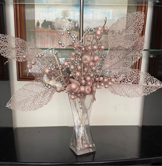 Elegante centro decorativo con jarrón de cristal