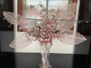 Elegante centro decorativo con jarrón de cristal