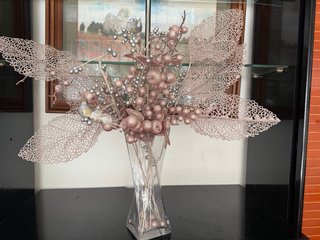 Elegante centro decorativo con jarrón de cristal