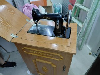 Máquina de coser Sigma antigua con mueble