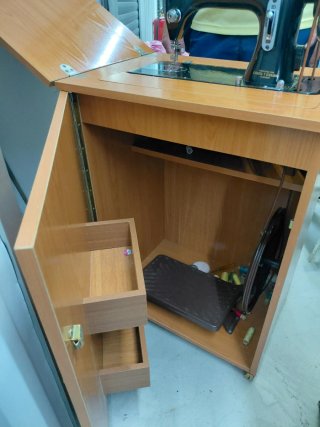 Máquina de coser Sigma antigua con mueble