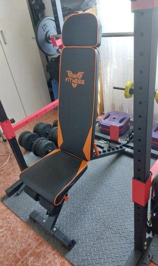 Jaula de gimnasio, pesas, discos y accesorios.