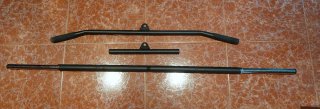 Jaula de gimnasio, pesas, discos y accesorios.