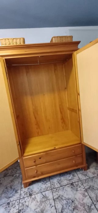Armario madera maciza puertas cristal