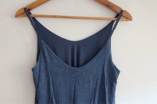 Camiseta tirantes azul con capa