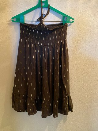 Vestido marrón con detalles dorados