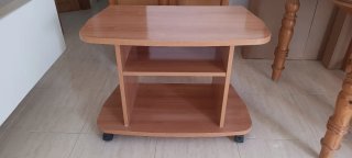 Mesa TV con ruedas y estantes
