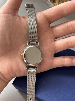 Reloj de pulsera plateado y blanco