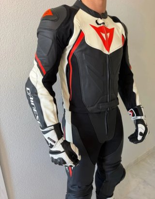 Traje 2P TALLA 50 Dainese Avro 2 Negra/Roja