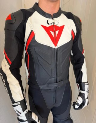 Traje 2P TALLA 50 Dainese Avro 2 Negra/Roja