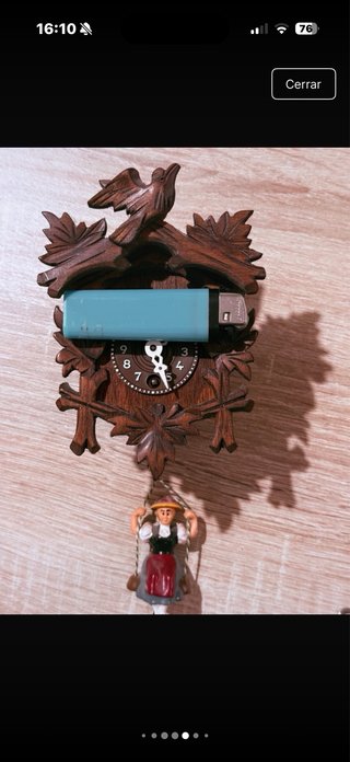 Reloj de cuco de madera tallada