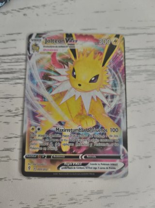 Carta Pokémon Jolteon VMAX 051/203