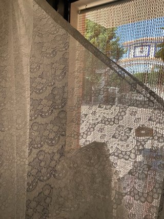 Cortinas de hilo beige y blanco