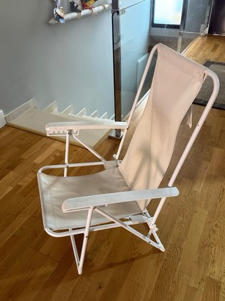 Silla de playa beige y blanca